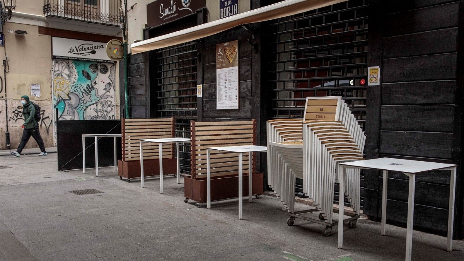 Terraza de un restaurante con las sillas y mesas recogidas en Valencia.
