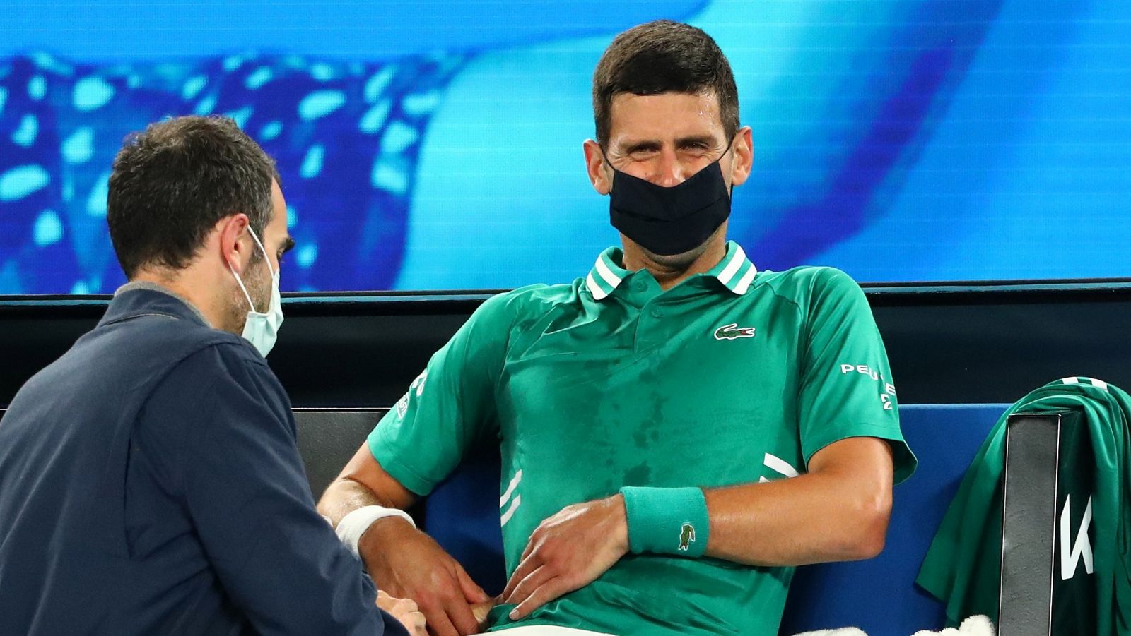 Djokovic recibe atención médica durante su partido contra Fritz