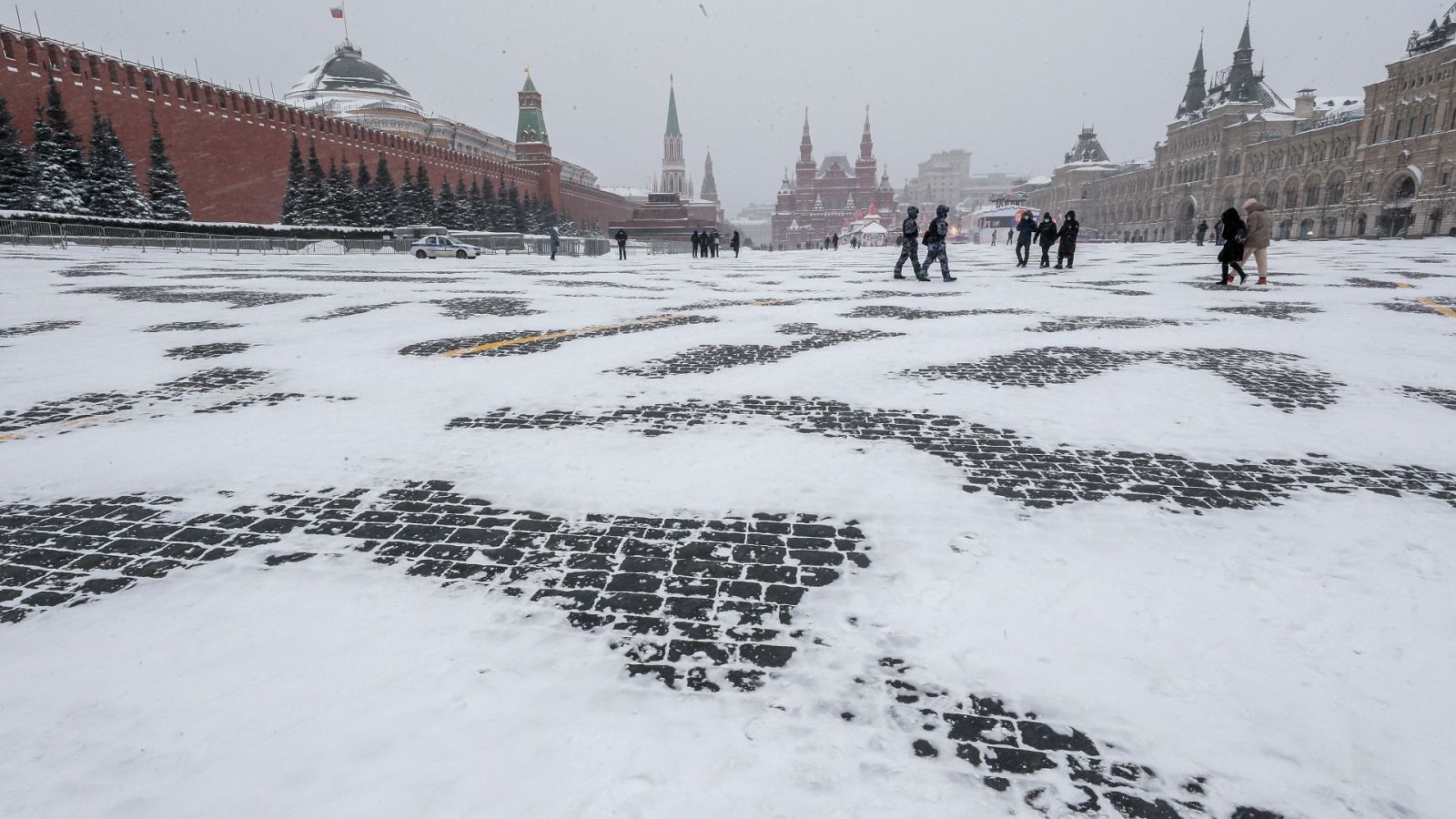Imagen del Kremlin y la Plaza Roja de Moscú nevados