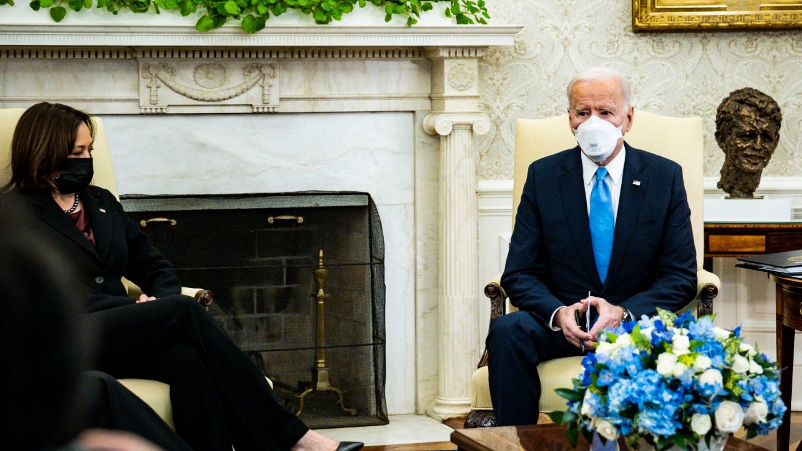 El presidente de Estados Unidos, Joe Biden, junto a la vicepresidenta Kamala Harris (i) durante un acto en el Despacho Oval en Washington el 12 de febrero de 2021.