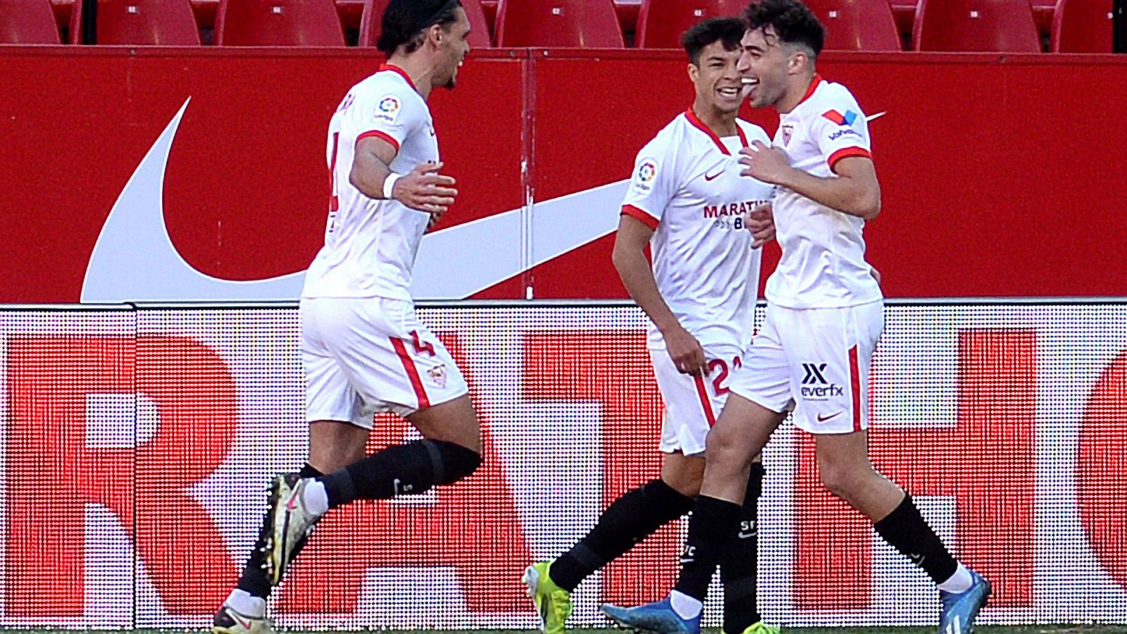 Munir (derecha) celebra con sus compañeros del Sevilla el gol ante el Huesca