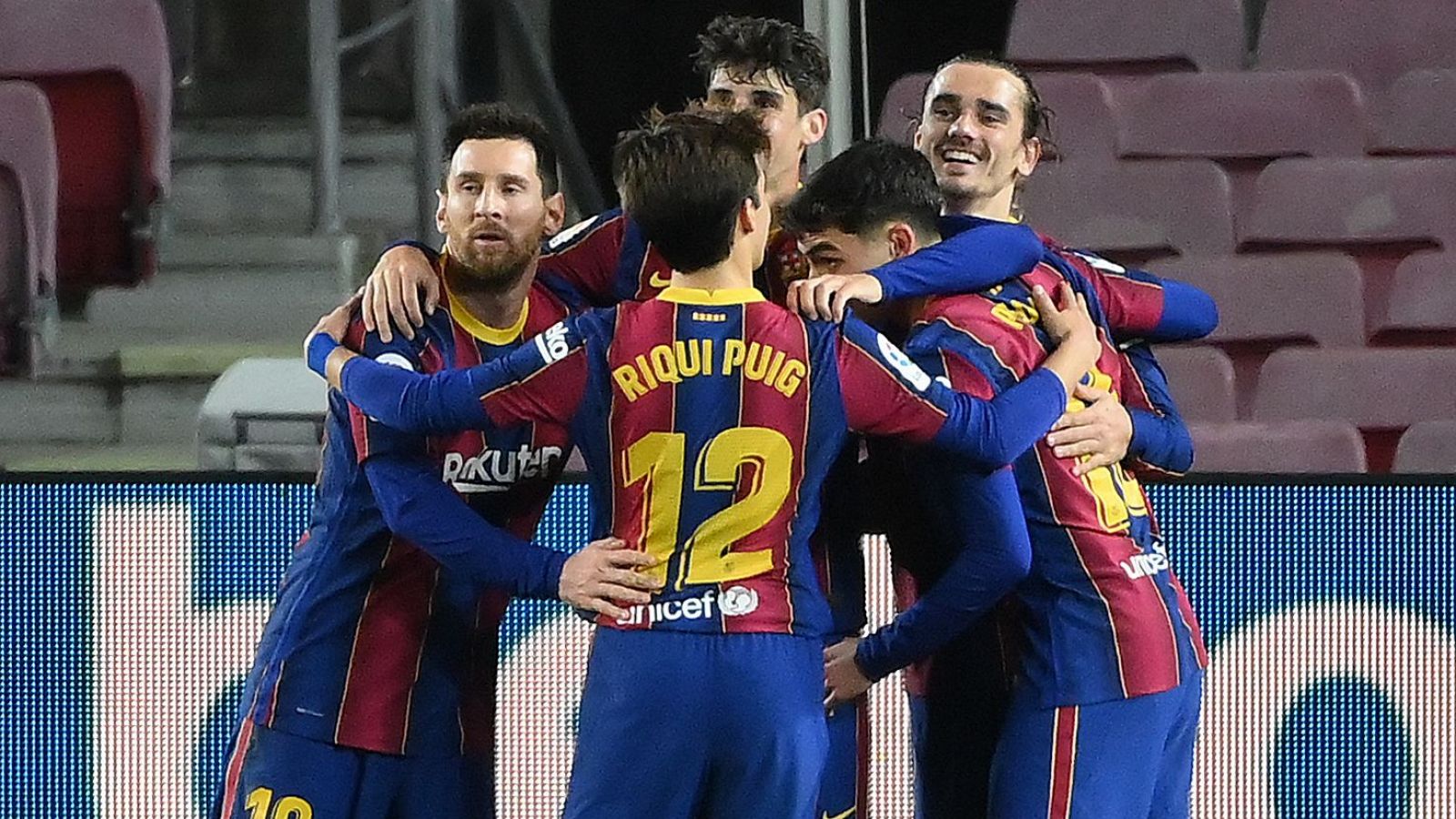 Los jugadores del FC Barcelona celebran uno de los cinco goles al Alavés.