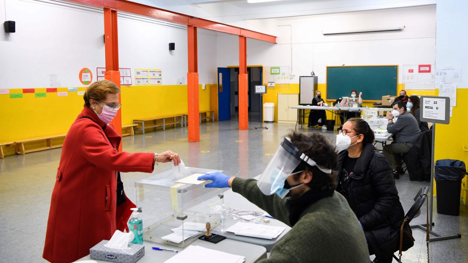 Una mujer deposita su voto en un colegio de L'Hospitalet de Llobregat (Barcelona).