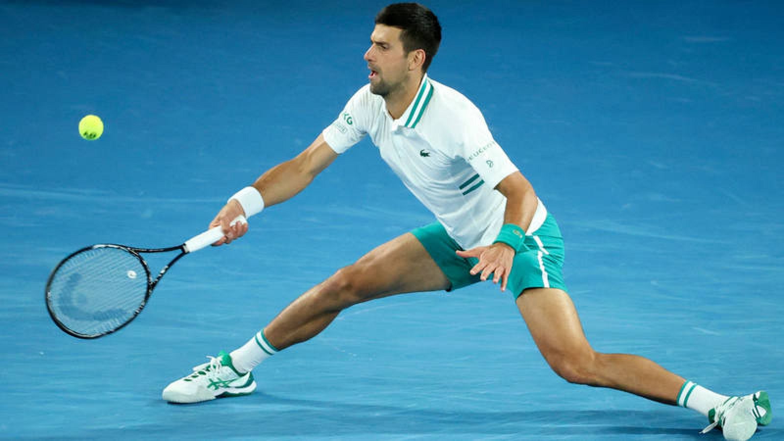Djokovic se estira para devolver una pelota en el Abierto de Australia