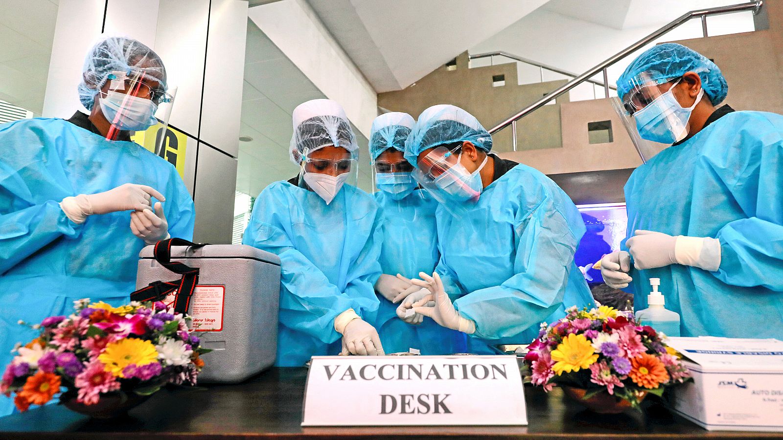 Puesto de vacunación de la vacuna de AstraZeneca fabricada en la India, en Colombo (Sri Lanka).