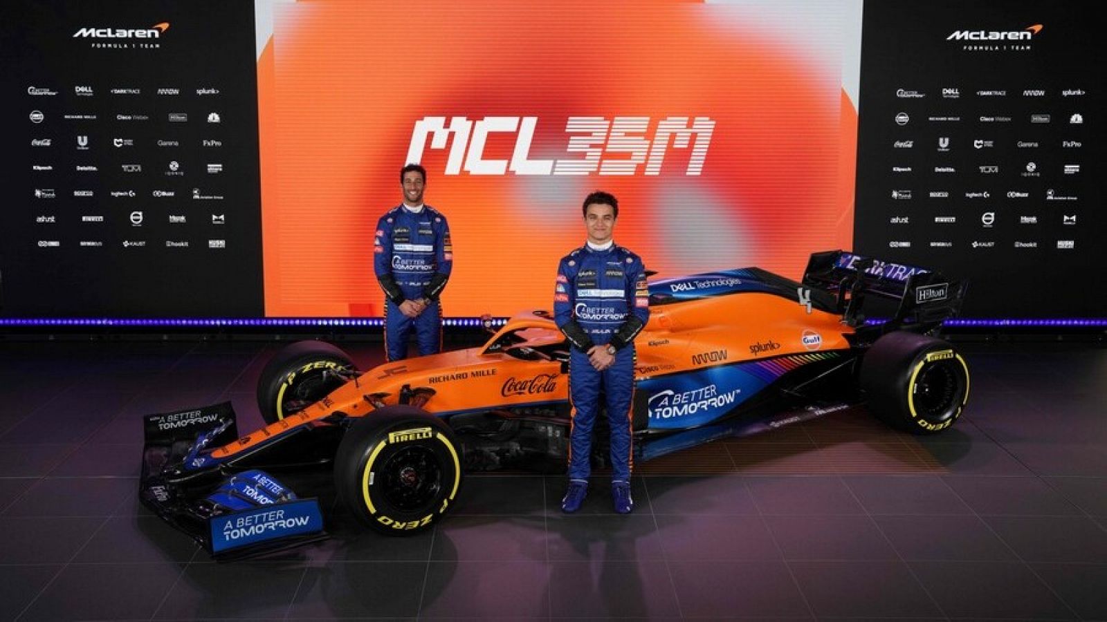 Norris (delante) y Ricciardo posan con el nuevo monoplaza de McLaren