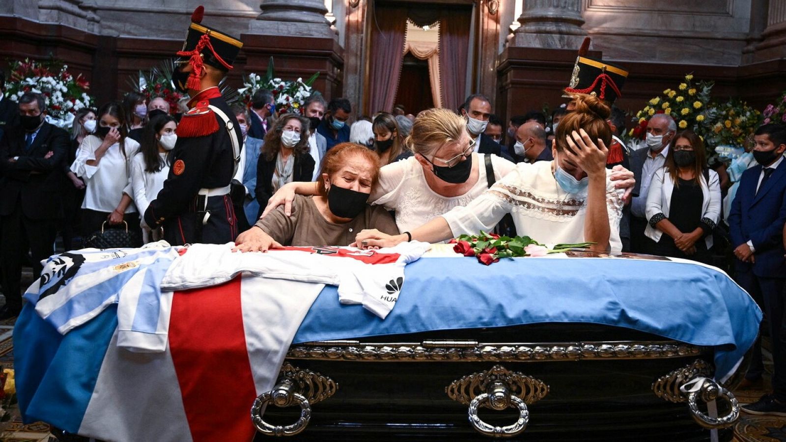 Amigos y familiares de Menem despiden su féretro en la capilla ardiente dispuesta en el Congreso de la Nación