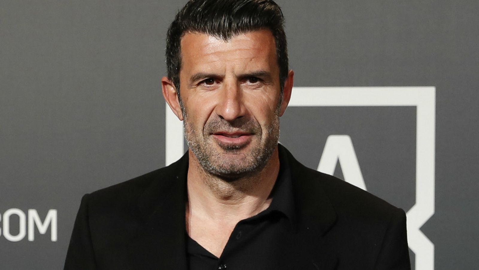 El exfutbolista portugués Luis Figo vestido de negro