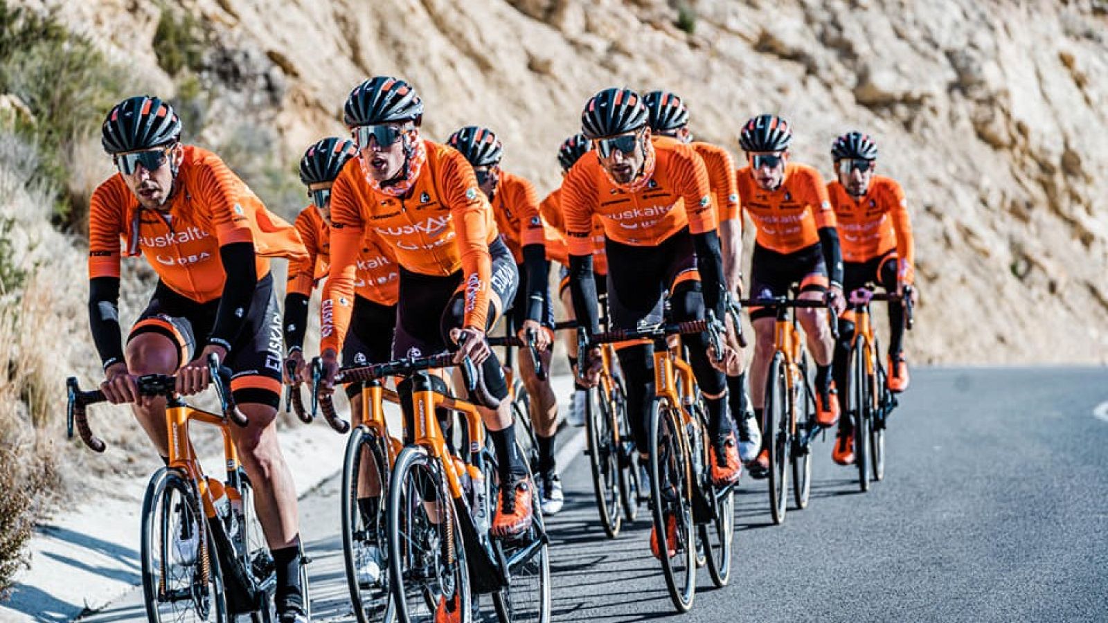 Imagen de varios ciclistas del equipo Fundación Ciclista Euskadi