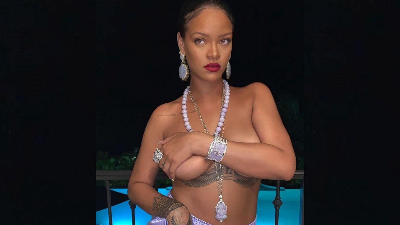 La cantante Rihanna sorprende posando con tan solo un cullotte y con mucha joyas.