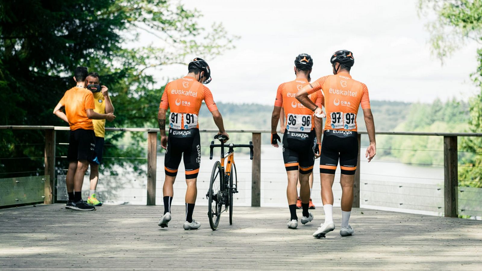 Imagen de varios corredores del equipo Fundación Ciclista Euskadi