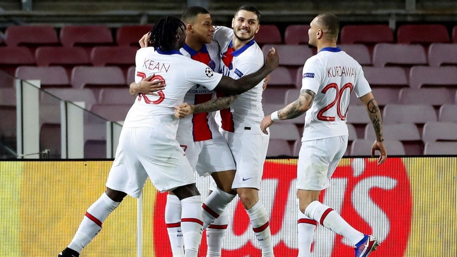 Los compañeros del PSG celebran con Mbappé uno de sus goles al Barça.