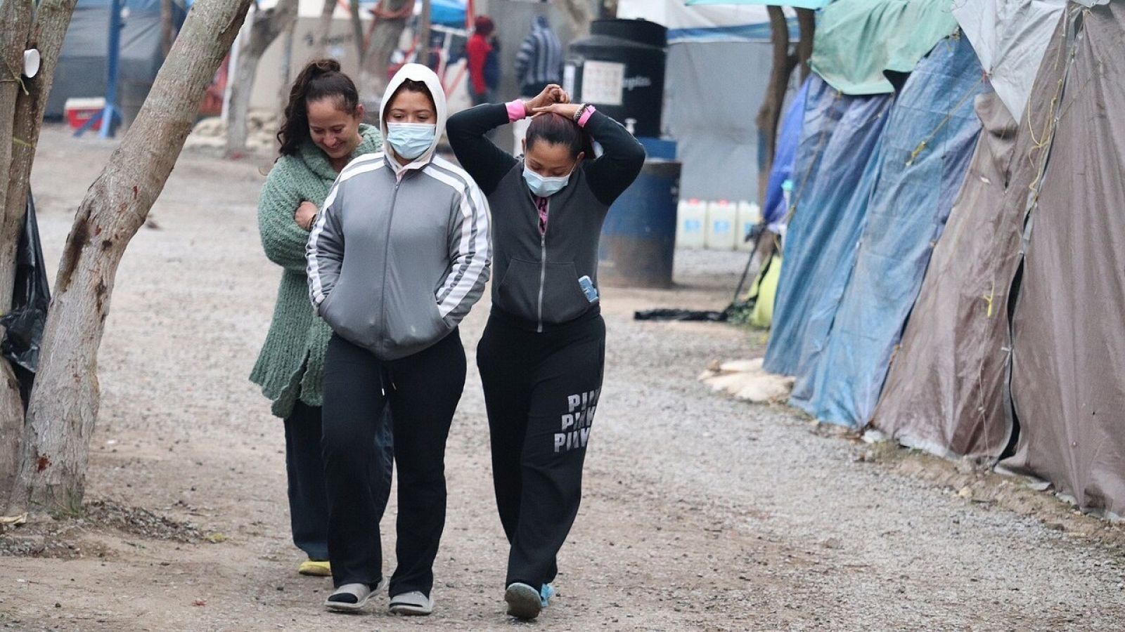 Migrantes en un campamento en México, cerca de la frontera con Estados Unidos, esperan a que se reabran sus casos de asilo