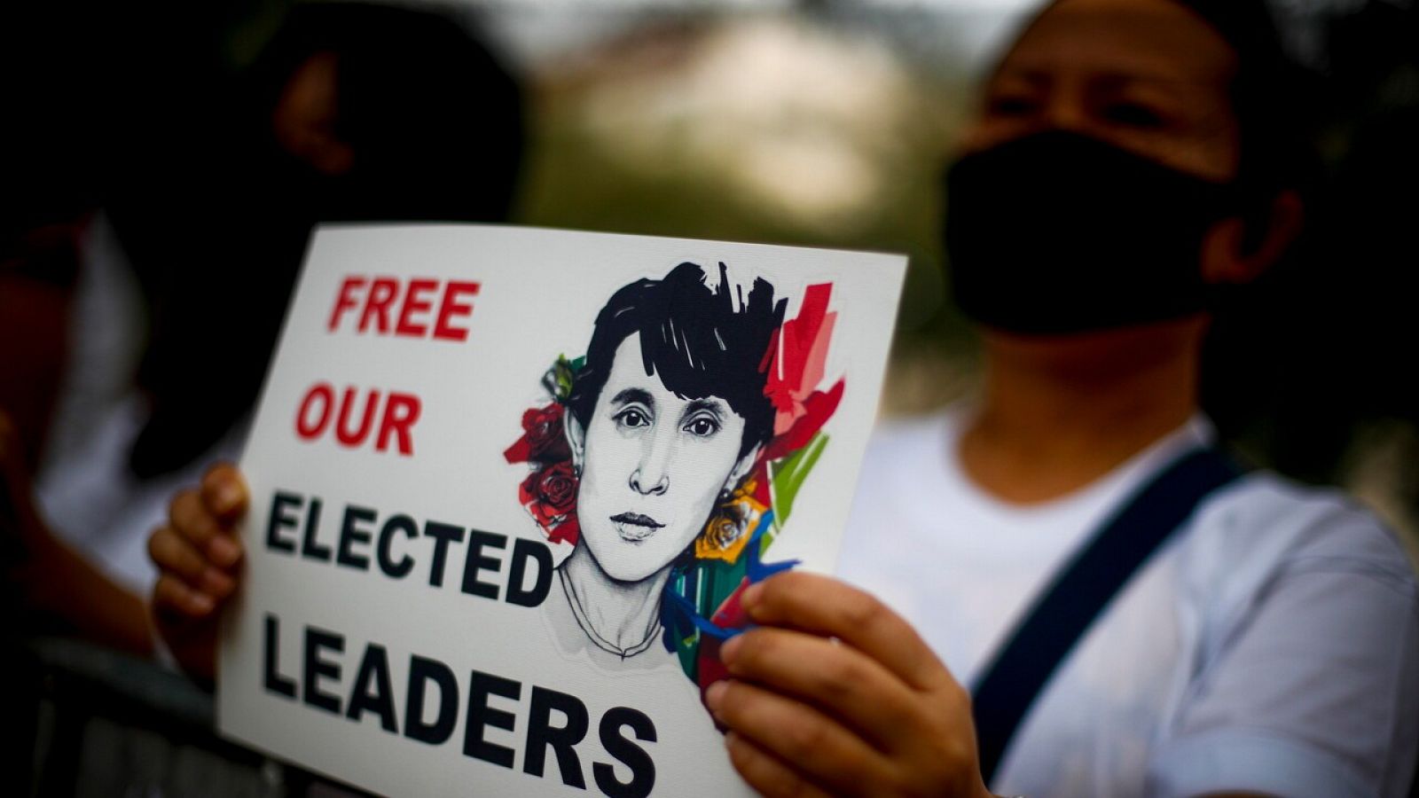 Una manifestante contra el golpe en Birmania pide la liberación de aung San Suu Kyi