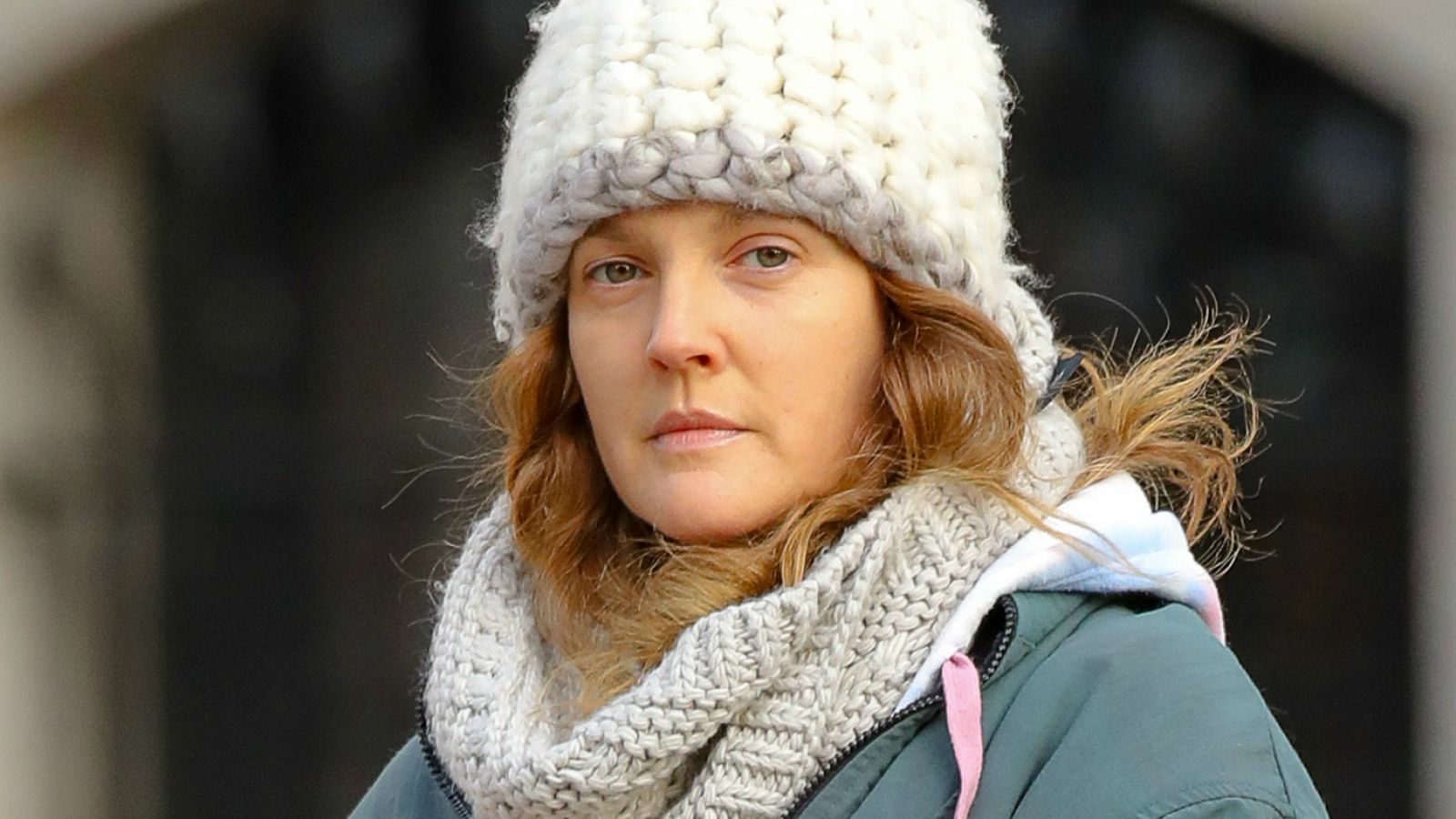 La actriz Drew Barrymore pasea por las calles de Nueva York abrigada