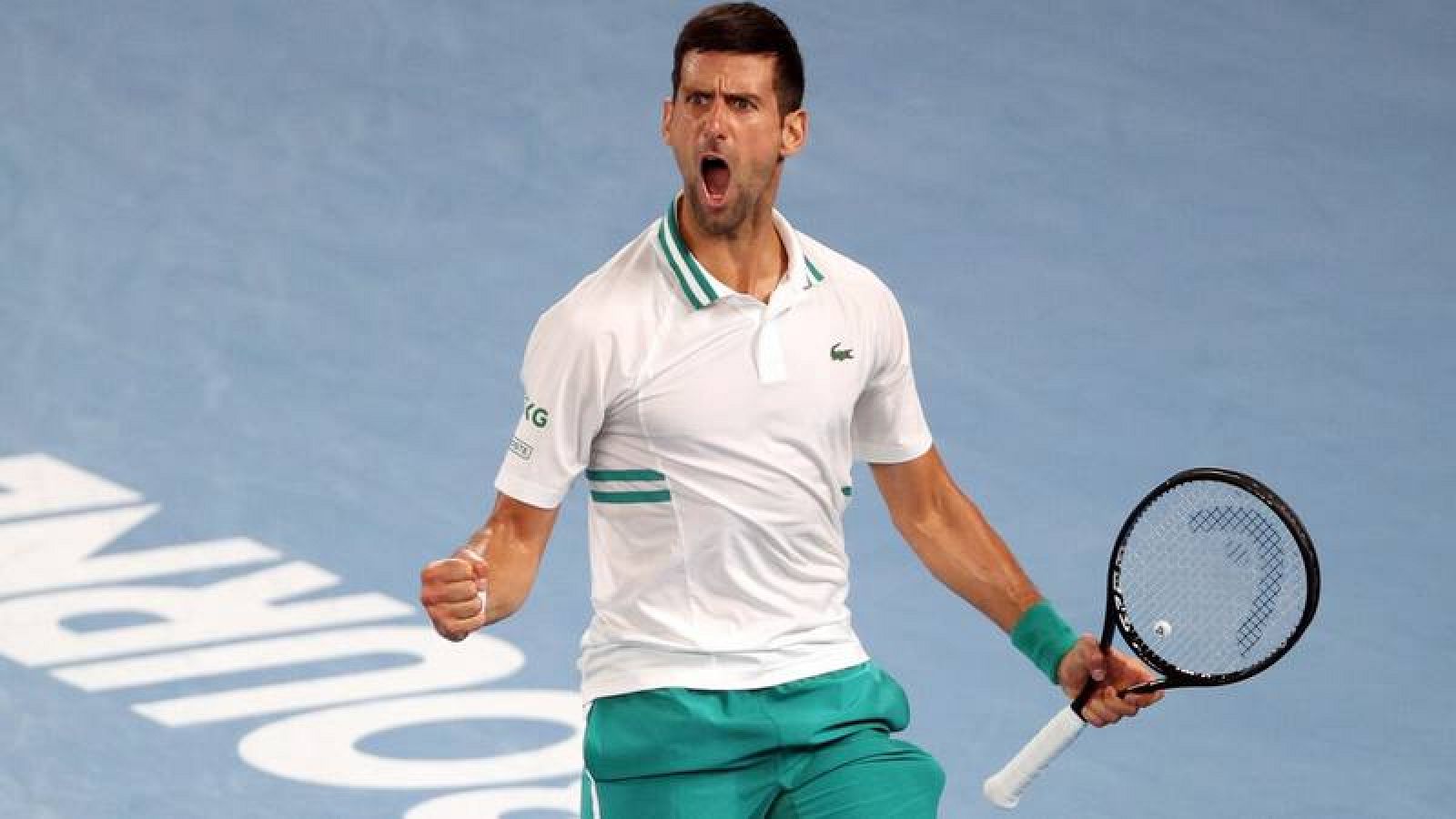 Novak Djokovic celebra ante el ruso Aslan Karatsev.