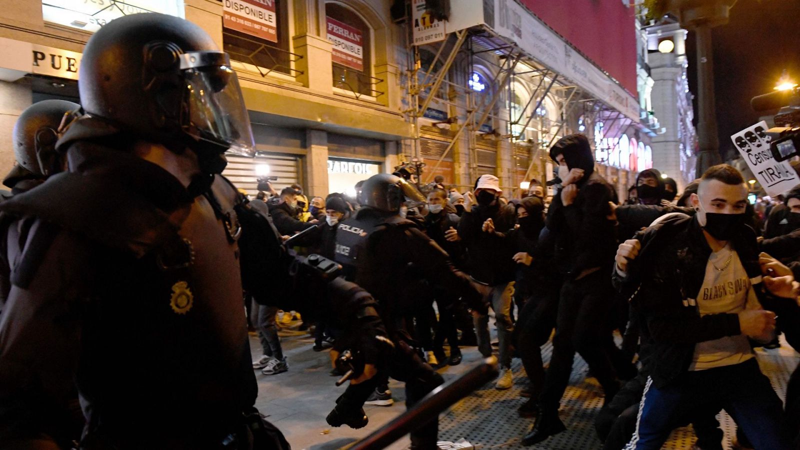 Tensión entre la policía y los manifestantes en Madrid durante la noche del miércoles