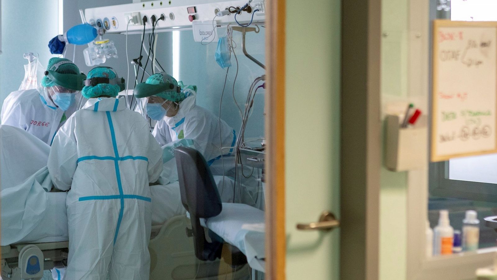 Varios sanitarios atienden a un paciente en la Unidad de Cuidados Intensivos (UCI) dedicada a ingresados por covid del Hospital Miguel Servet de Zaragoza.