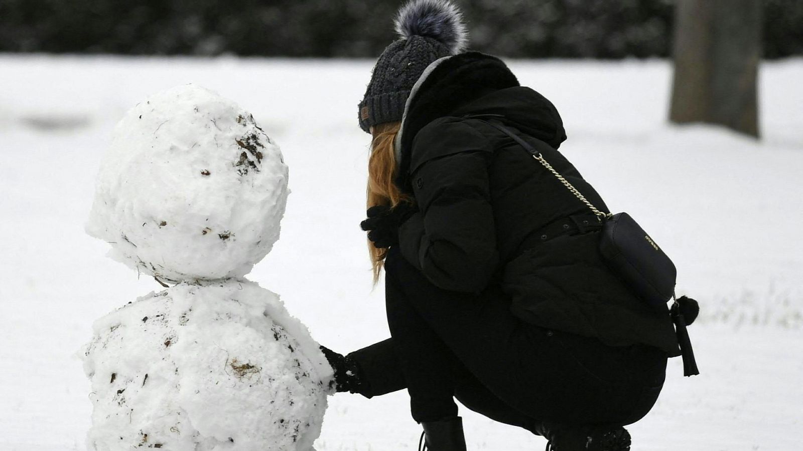 Una mujer construye un muñeco de nieve en Viena