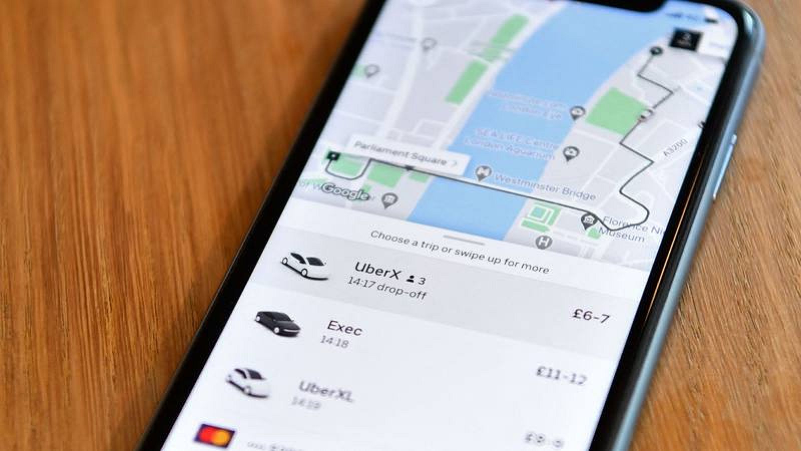Aplicación de Uber en un móvil con una ruta en Londres
