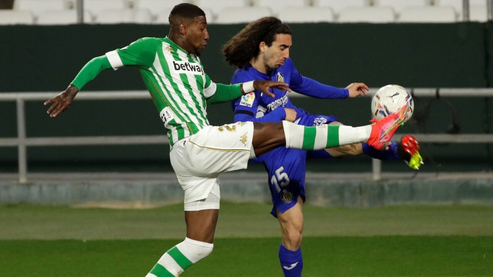 Emerson, del Betis, pugna un balón con Cucurella, del Getafe.