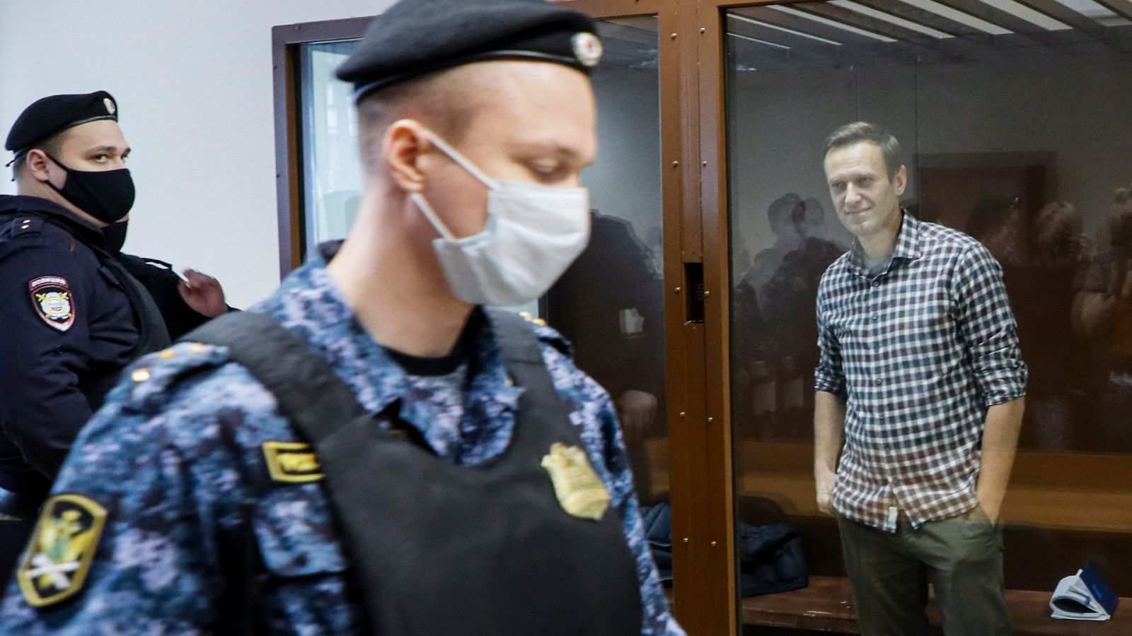 El opositor ruso Alexei Navalny antes de la audiencia en el Tribunal de Moscú