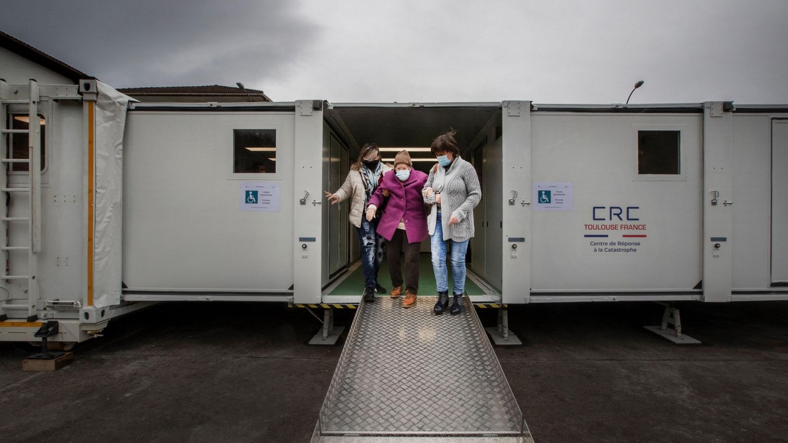 Una mujer acude al hospital móvil de Navarra para vacunarse contra la COVID-19