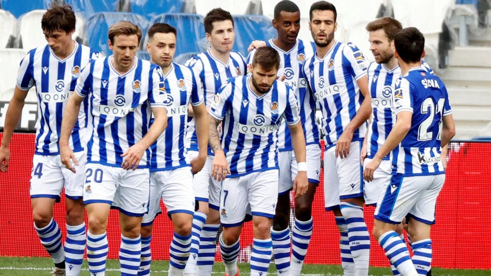 Los jugadores de la Real Sociedad celebran uno de los tres de Isak al Alavés.