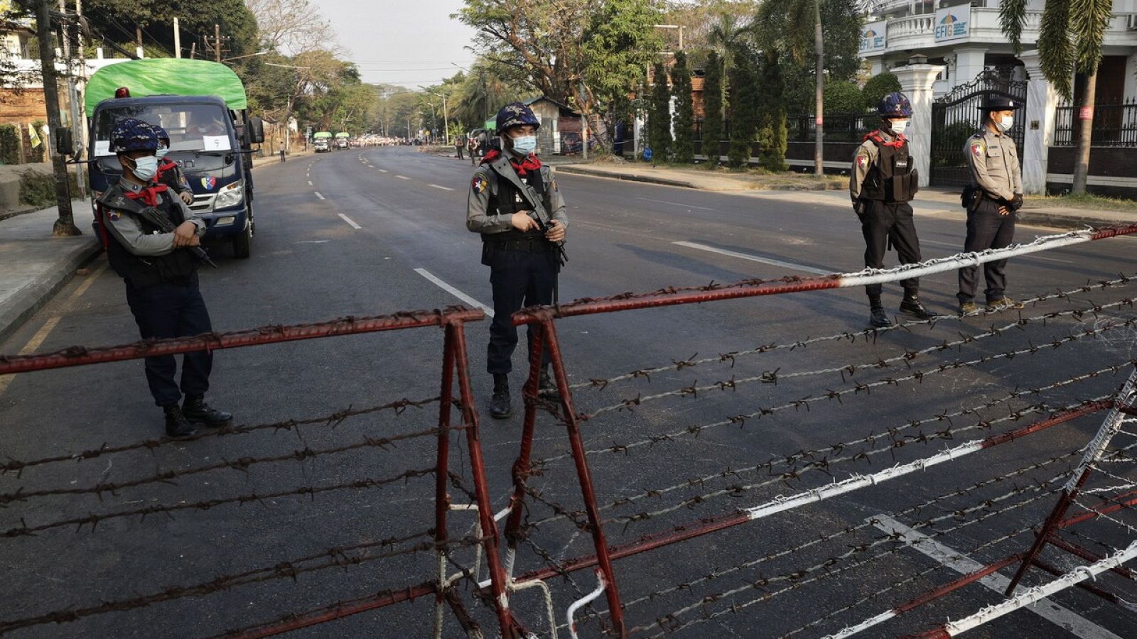 Militares protegen la embajada de Estados Unidos en Mandalay (Birmania) durante una protesta contra el golpe de Estado
