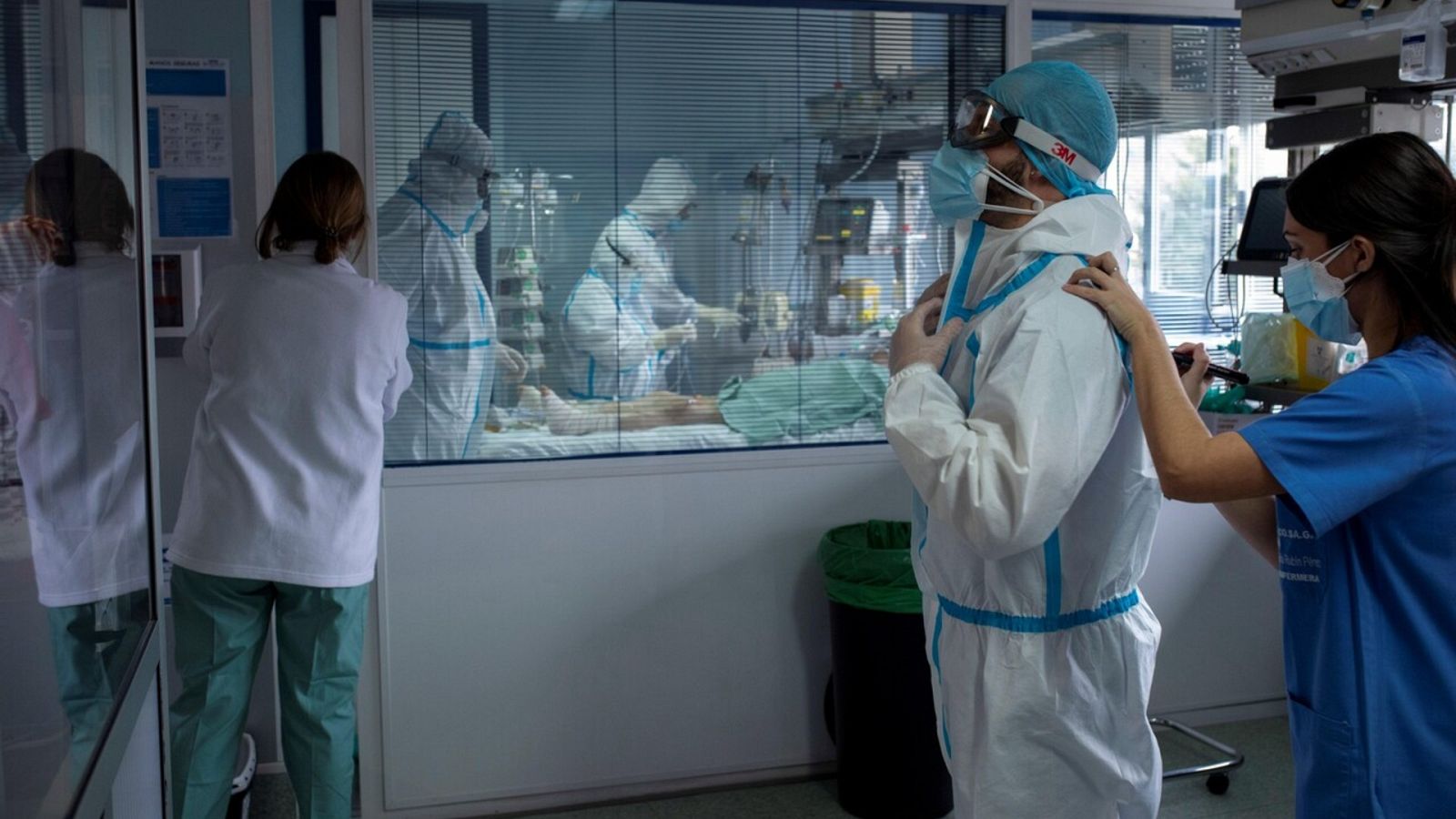 Trabajadores sanitarios atienden a un paciente con coronavirus en la UCI del Hospital Cosaga de Ourense. EFE / Brais Lorenzo