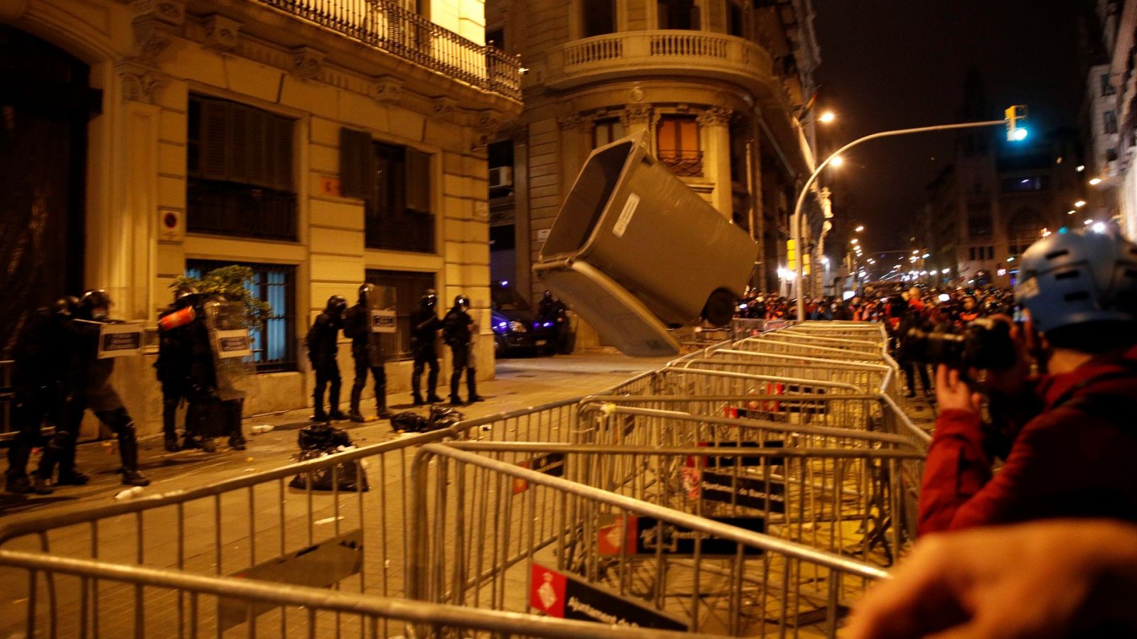 Manifestantes arrojan mobiliario urbano a los Mossos D'Esquadra tras una protesta en apoyo a Hasel