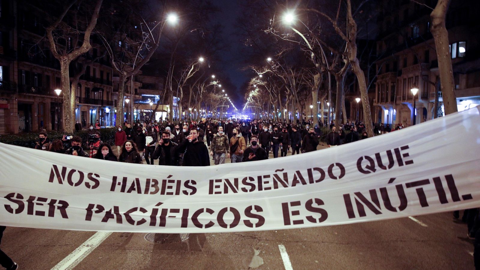 Cabecera de la manifestación por la libertad de Pablo Hasél, a su paso por la Gran Vía de Barcelona, este domingo.