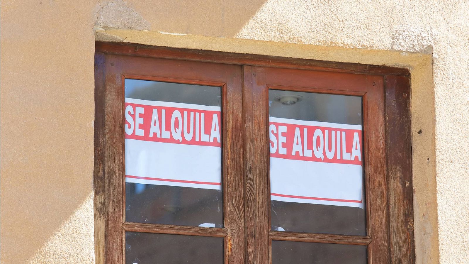 Imagen de una vivienda con un cartel de "Se alquila"