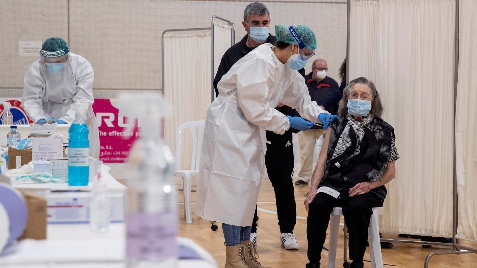 Sanitarios de la Consejería de salud de la Comunidad de Murcia administran la vacuna de Moderna