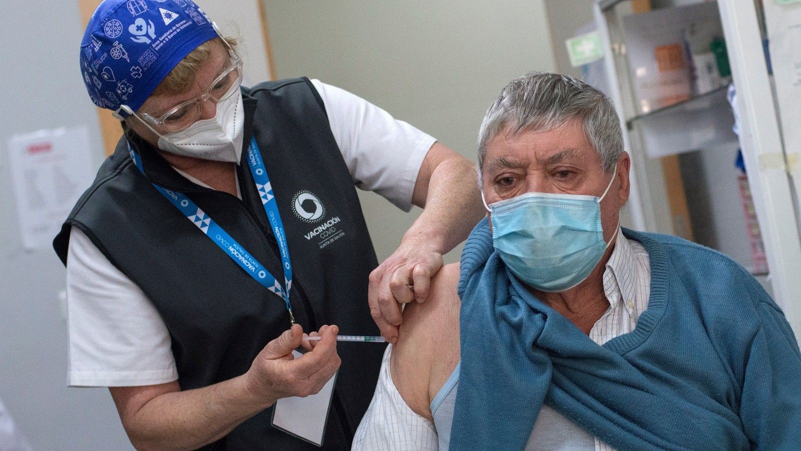 Un hombre con más de 80 años de edad recibe la vacuna contra la COVID-19 en el centro de salud de Bande en Ourense, este lunes.