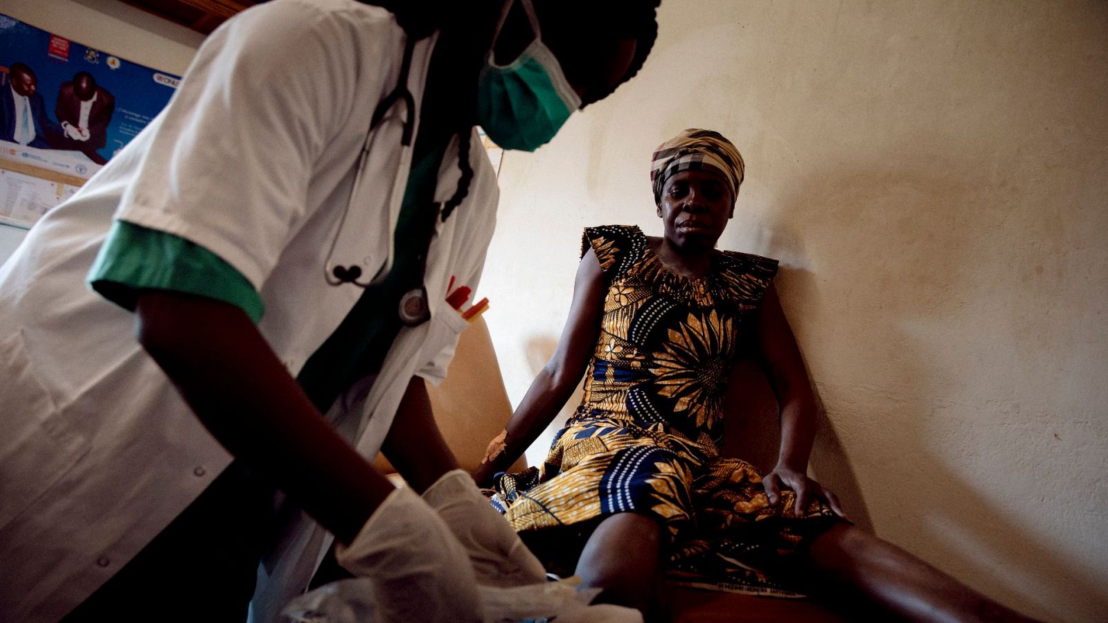 La doctora de MSF Gertude Komoyo examina la pierna de una paciente en el Centro Hospitalario Universitario Comunitario (CHUC) de Bangui