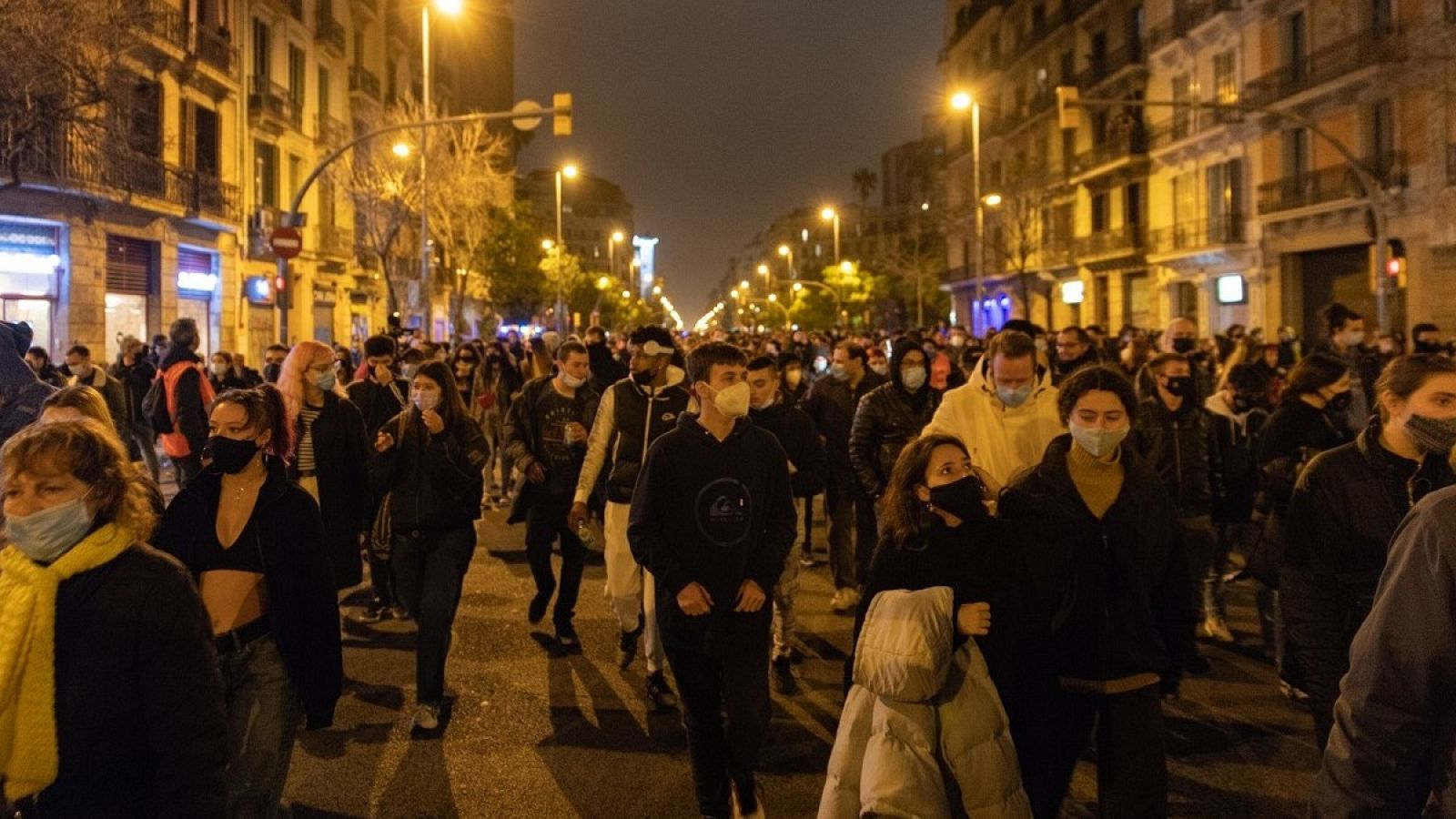 Unas 500 personas cortan la calle Aragó de Barcelona gritando 'Libertad Pablo Hasel'