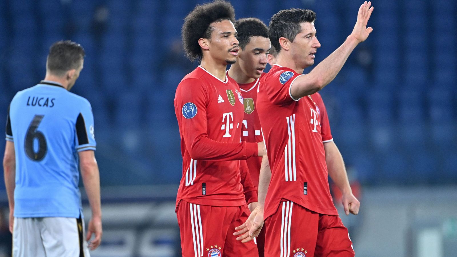 Sane (centro) celebra con Lewandowski (derecha) y sus compañeros el tercer gol del Bayern a la Lazio