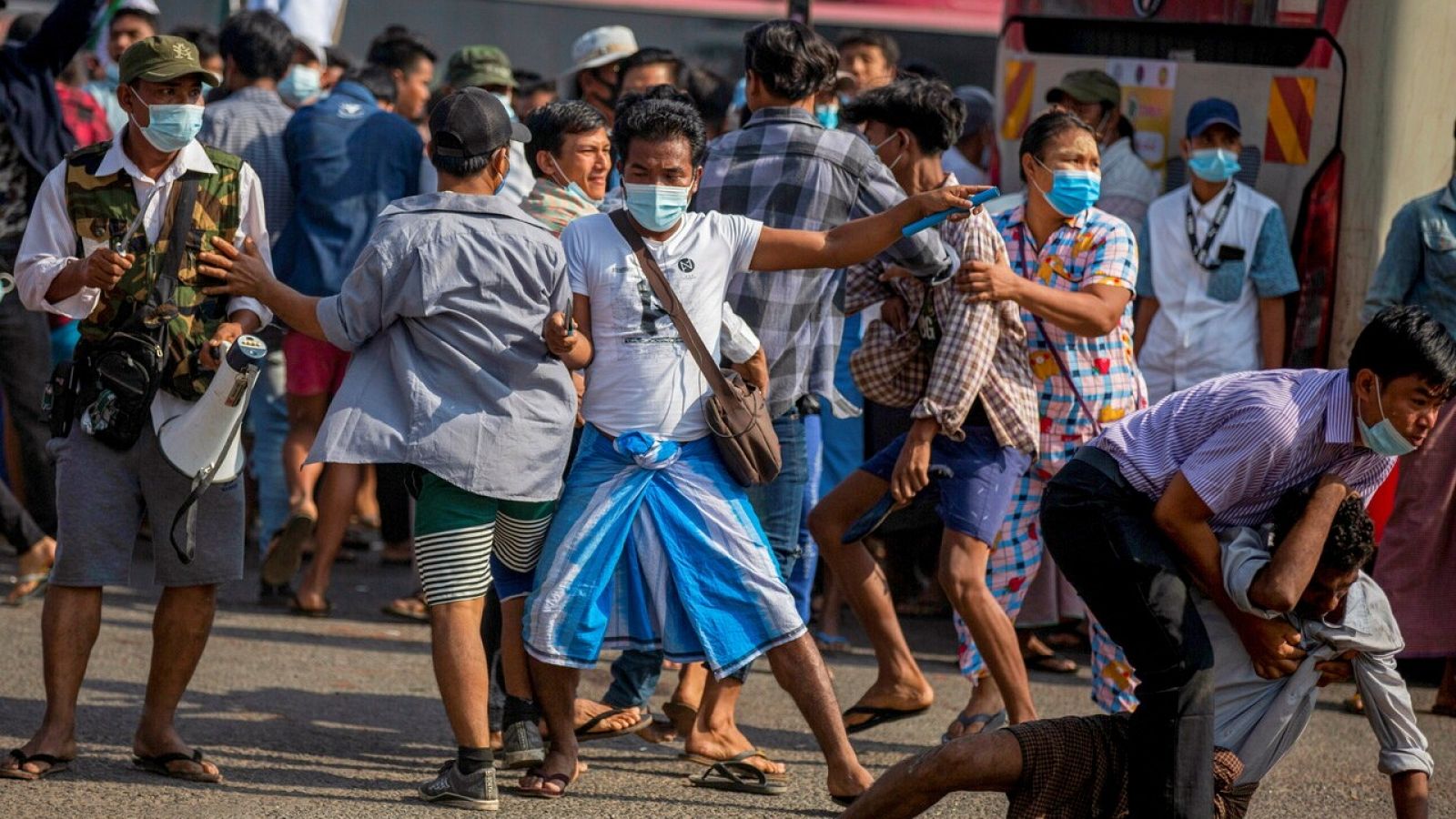 Manifestantes contra el golpe de Estado en Myanmar este jueves