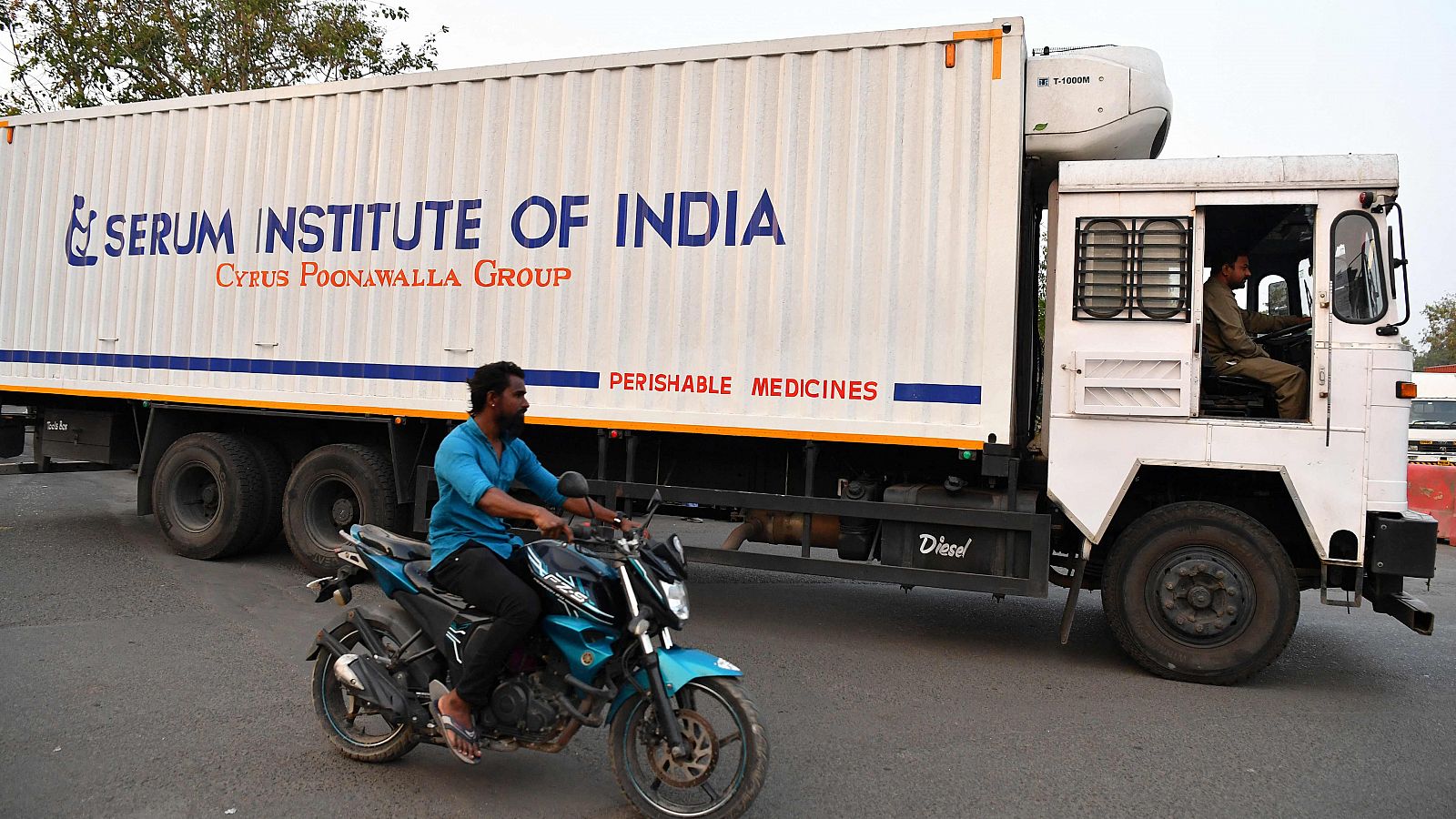 Un camión transporta vacunas de AstraZeneca, producidas en India, y pertenecientes al mecanismo COVAX.