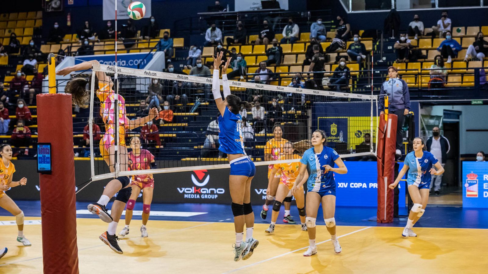 Partido de la Copa de la Princesa de voleibol disputado en enero con aforo restringido en las gradas del Centro Insular de Deportes (Las Palmas de Gran Canaria)