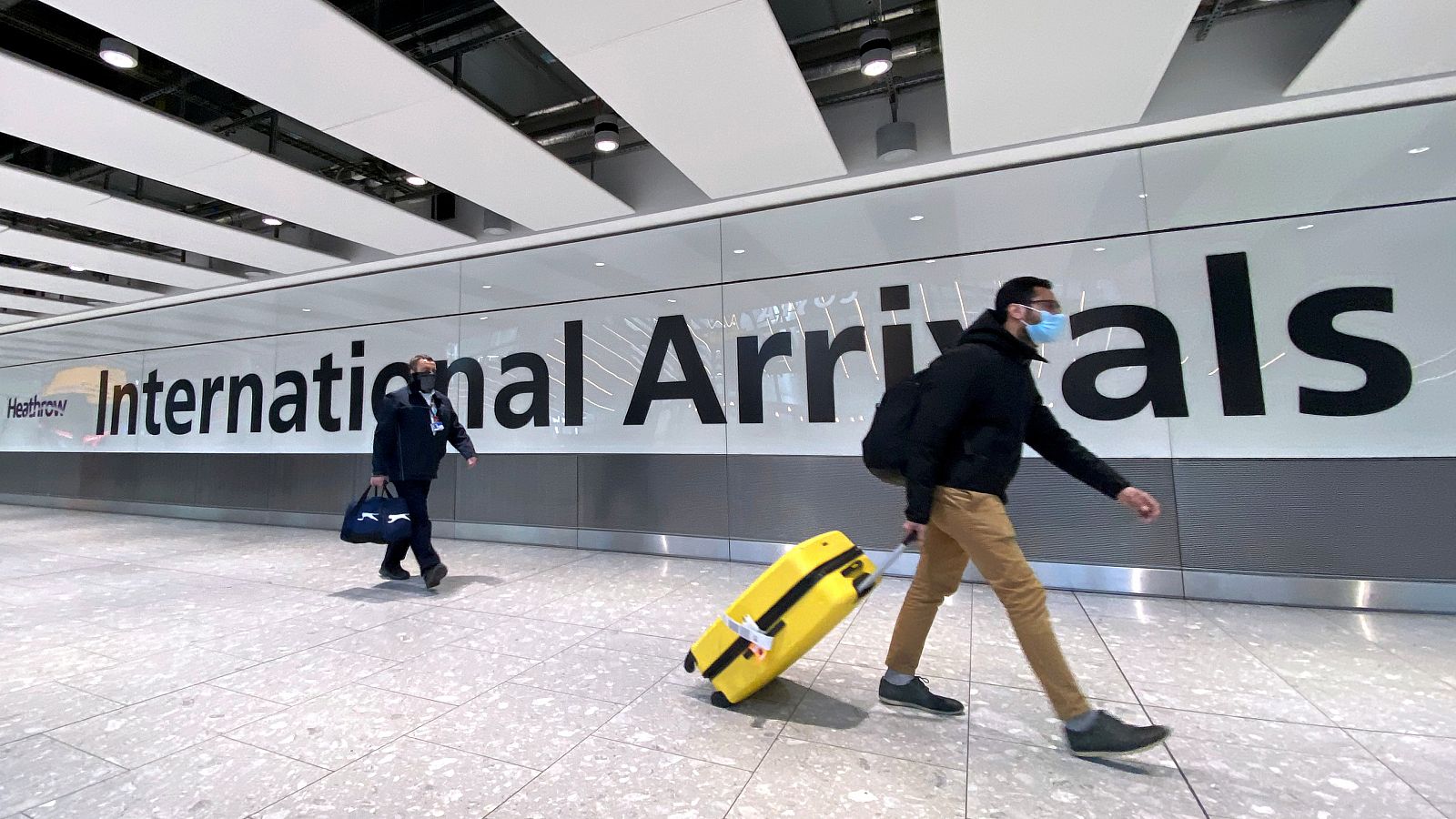 Viajeros, en la terminal internacional del aeropuerto londinense de Heathrow.