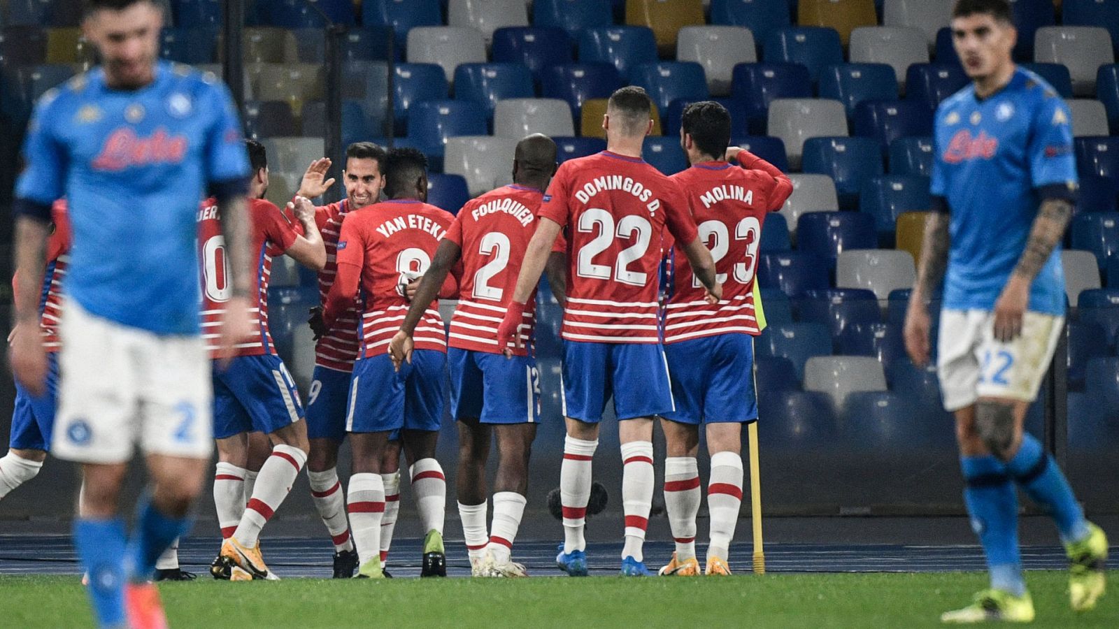 Los jugadores del Granada celebran un gol ante el Nápoles