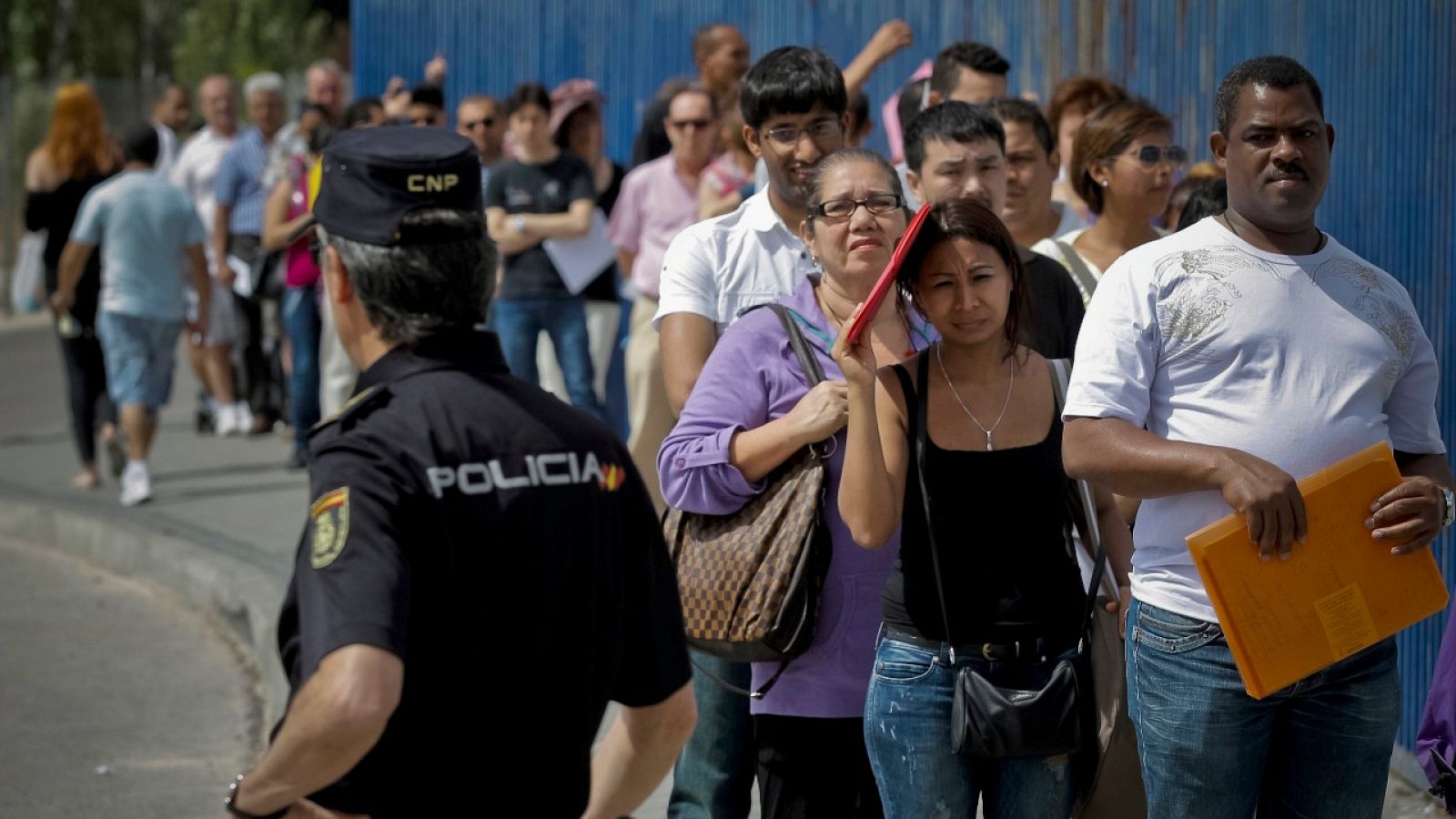 Colas de inmigrantes en Madrid en una imagen de archivo