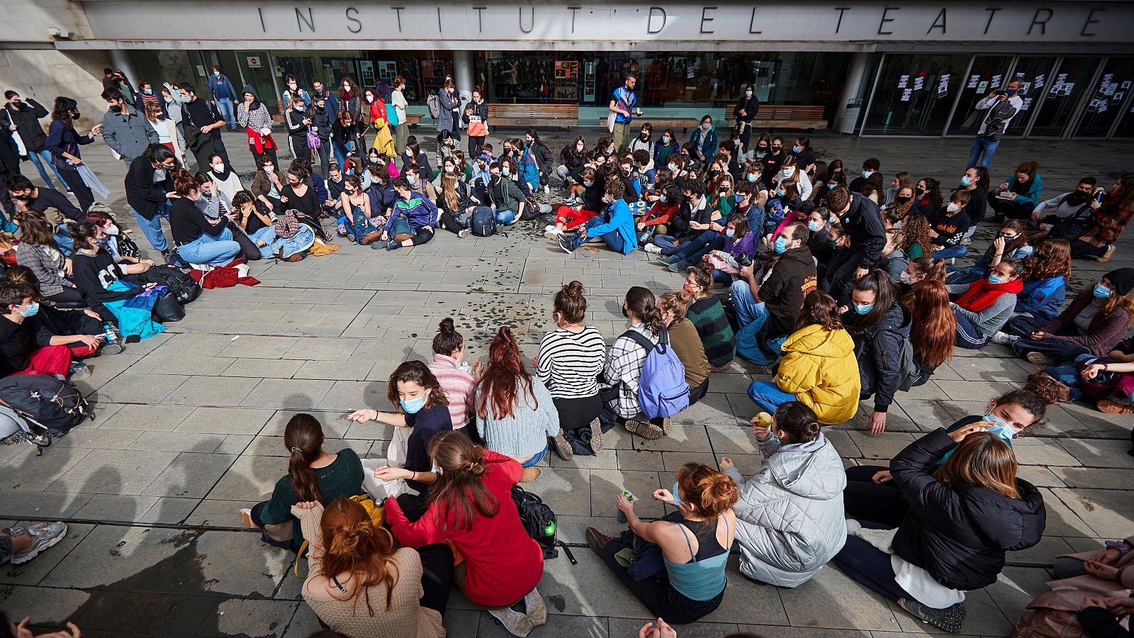 Alumnos, exalumnos y profesionales de las artes escénicas en la manifestación del pasado martes contra el acoso y los abusos de poder denunciados en el Institut del Teatre de Barcelona.