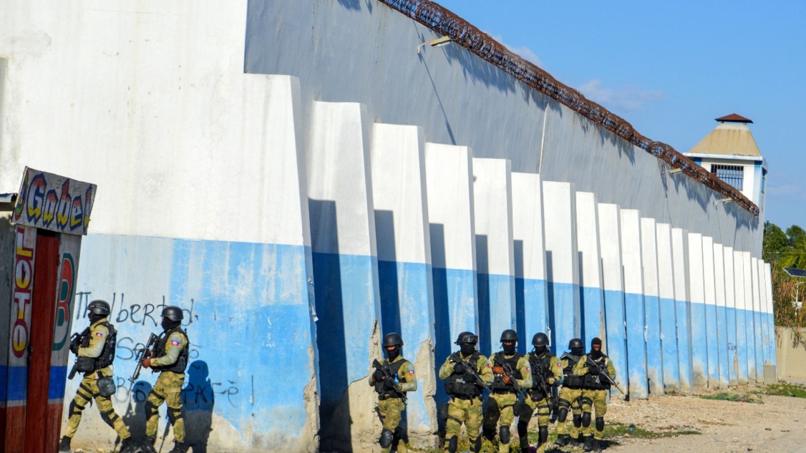 Imagen de varios agentes de policía en el exterior de la cárcel de Croix-des-Bouquets en Puerto Príncipe (Haití).