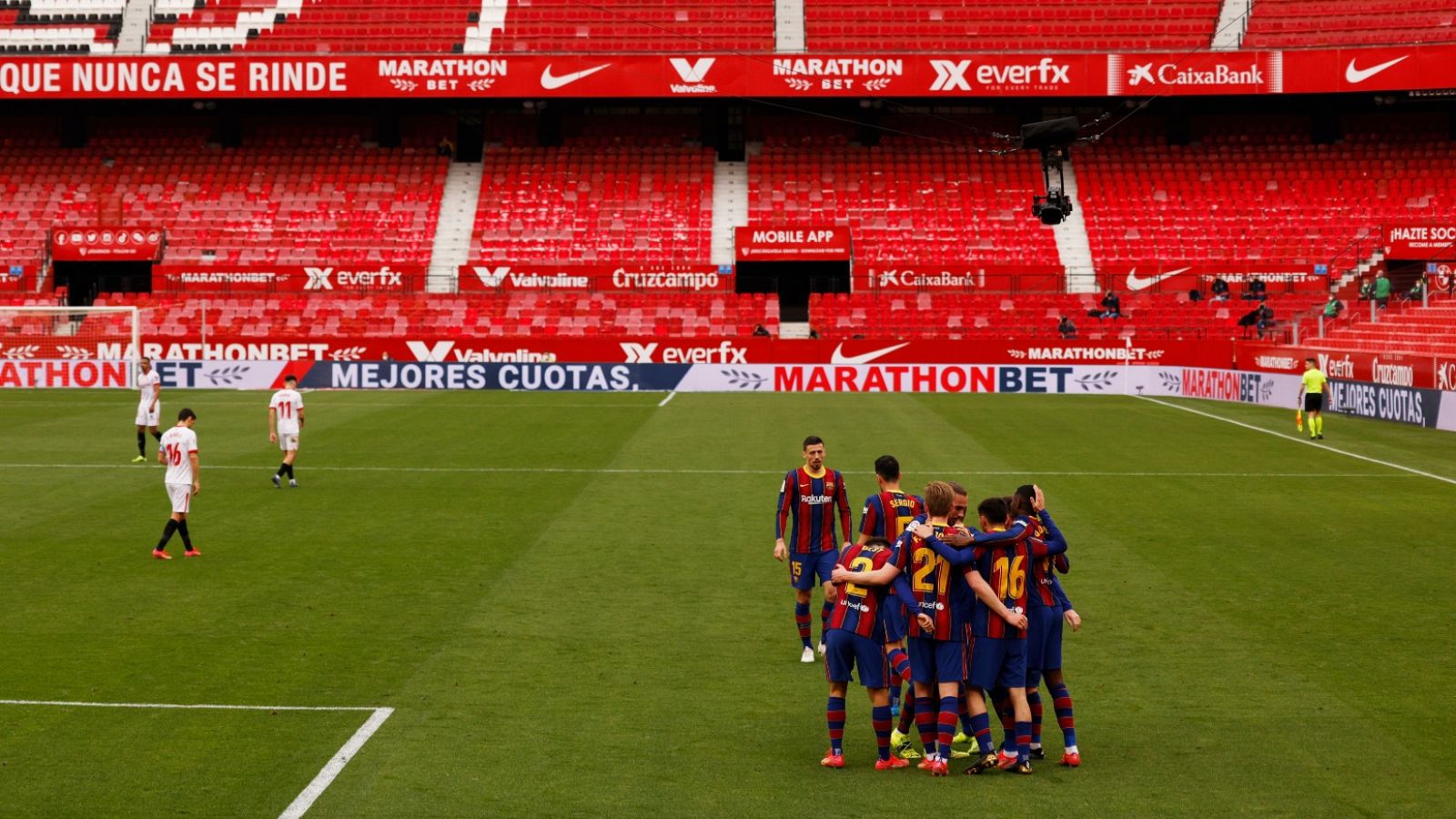 Los jugadores del FC Barcelona se abrazan tras lograr la victoria ante el Sevilla en el Sánchez-Pizjuán