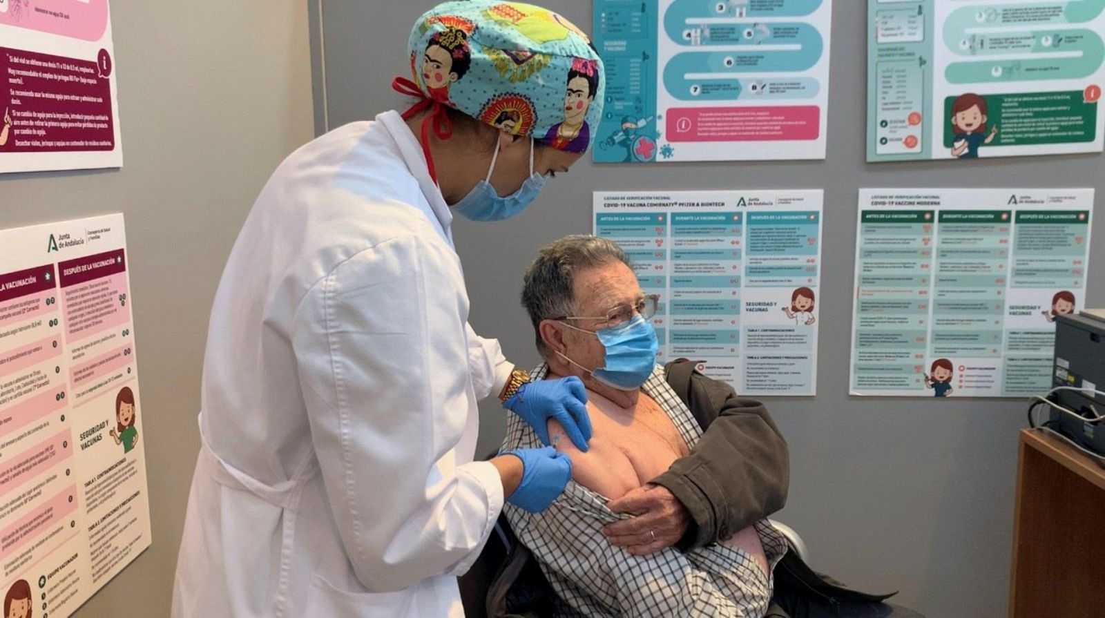 Un hombre se vacuna contra la COVID-19 en Marbella, Málaga