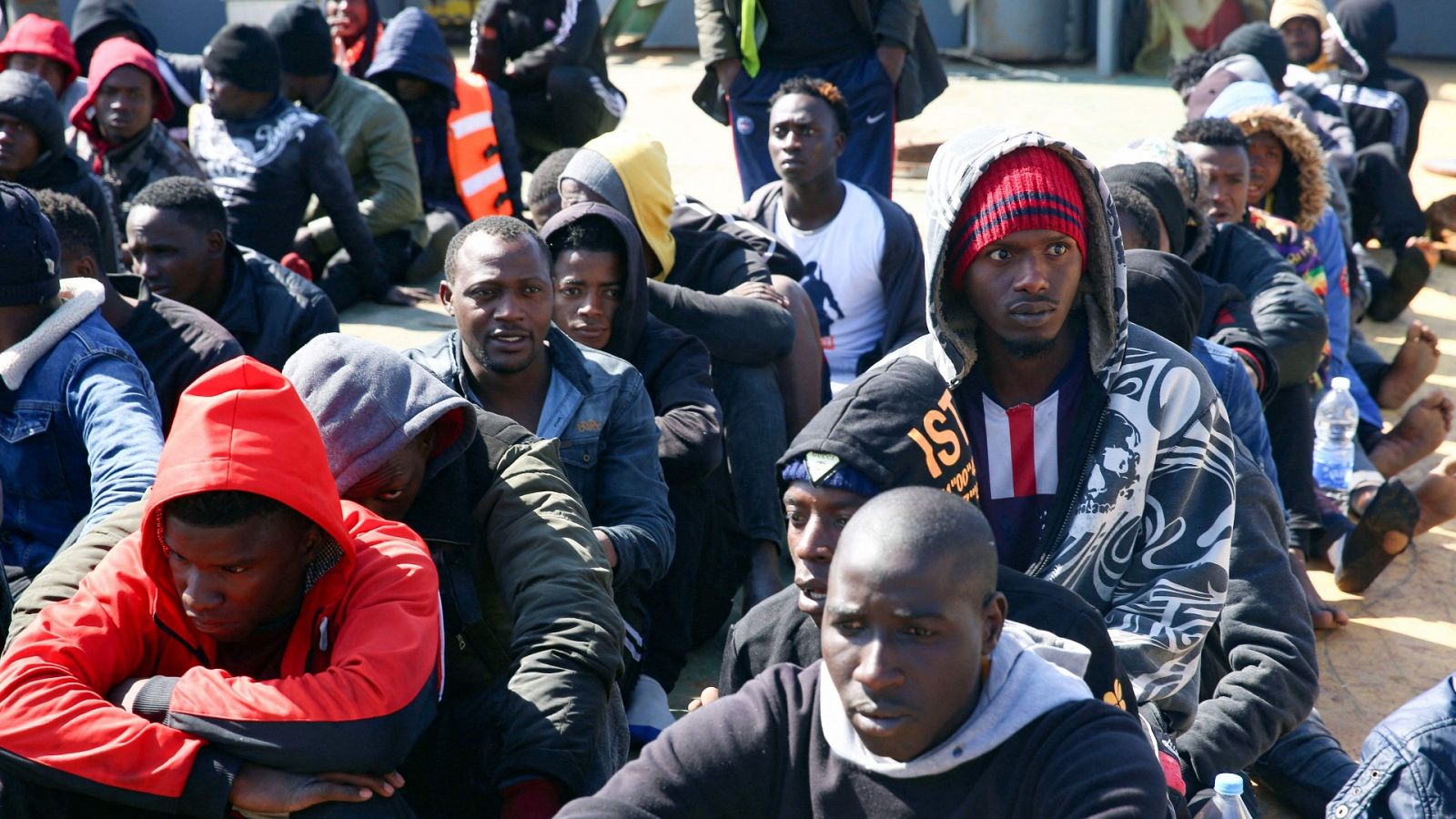 Migrantes rescatados por una patrullera de la Guardia Costera del oeste de Libia