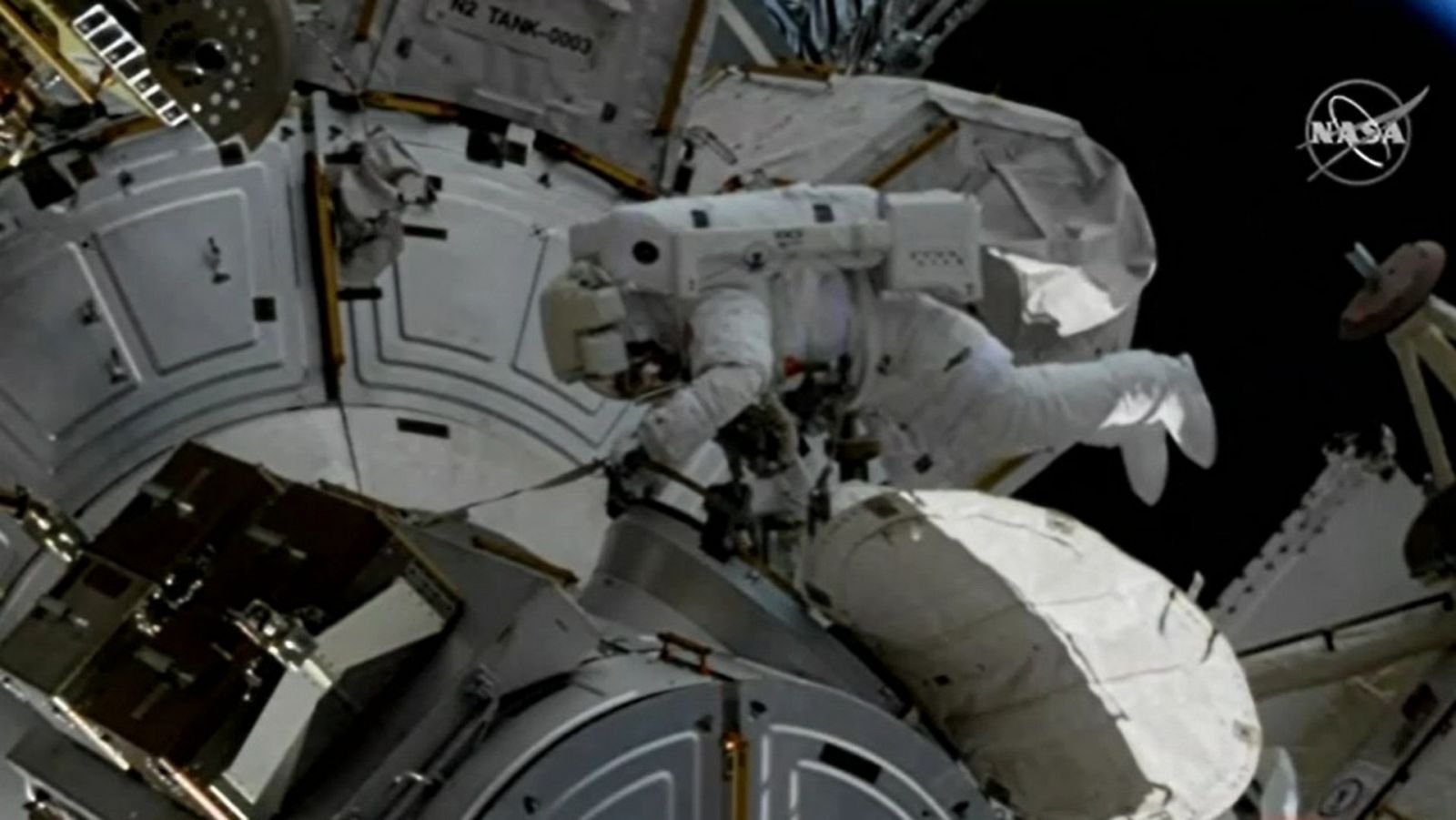 Astronautas de la EEI empiezan a modernizar el sistema de energía solar del laboratorio